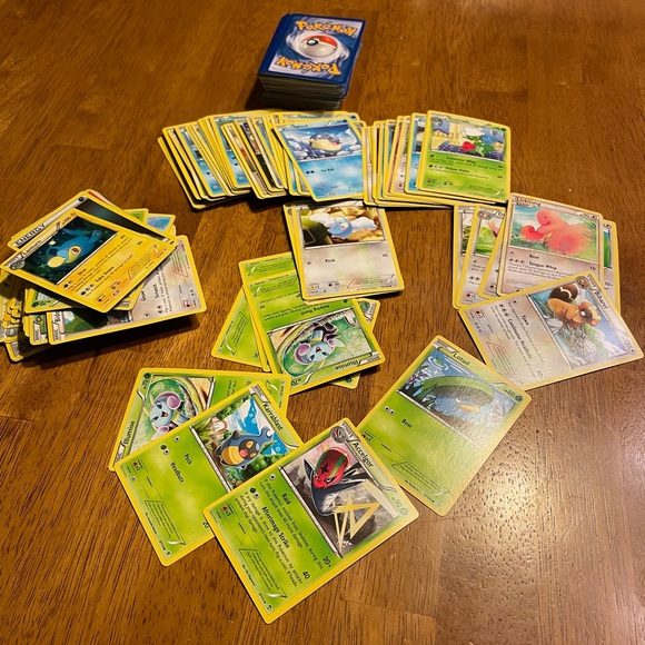 239 assorted Pokémon trading cards. - Picture 3 of 7